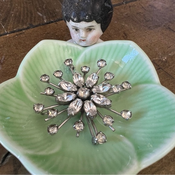 Rhinestone silver floral brooch - Picture 2 of 5